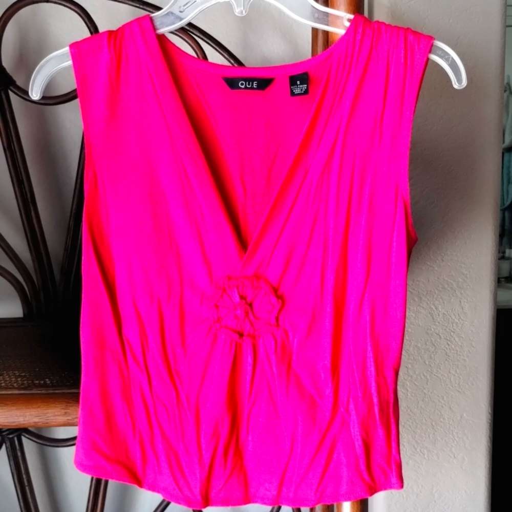 QUE hot pink cotton top. Size S.